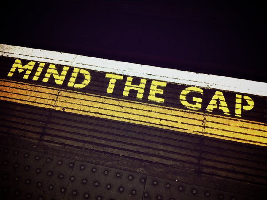 地铁站台边缘漆着「Mind the Gap」的警示字样