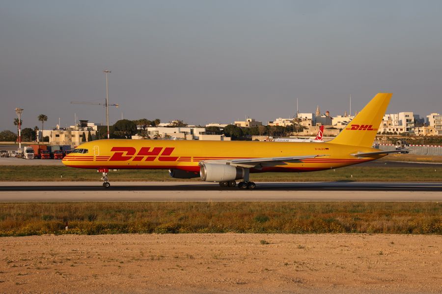 跑道上的一架 DHL 货运飞机
