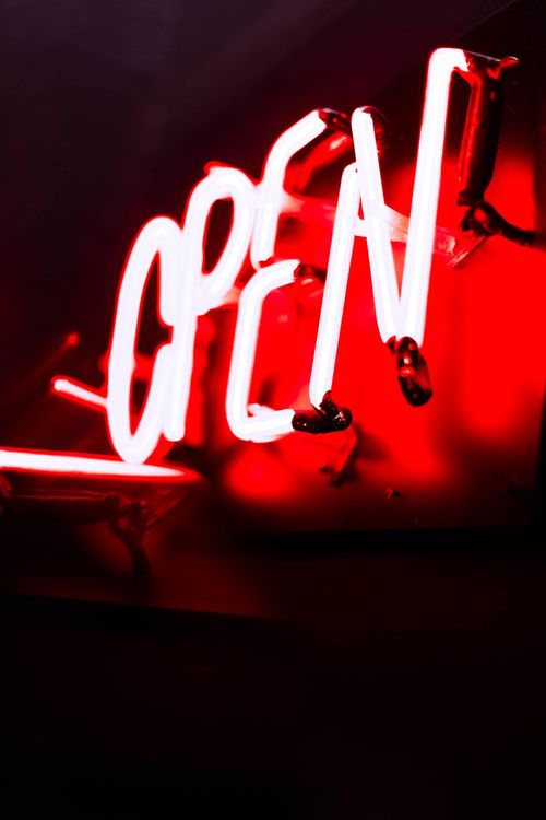 红色发光的 OPEN 霓虹灯招牌