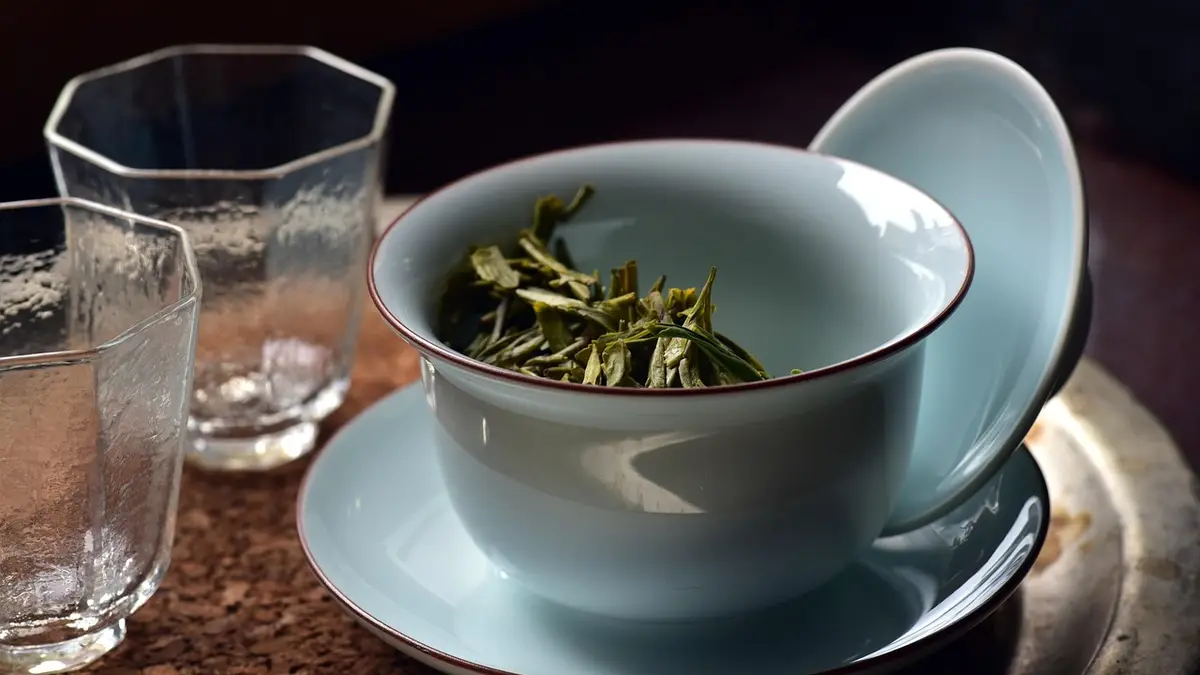 中国绿茶和瓷茶杯。