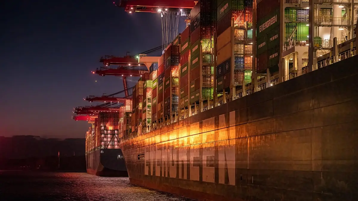 夜晚汉堡港内的一艘集装箱船。