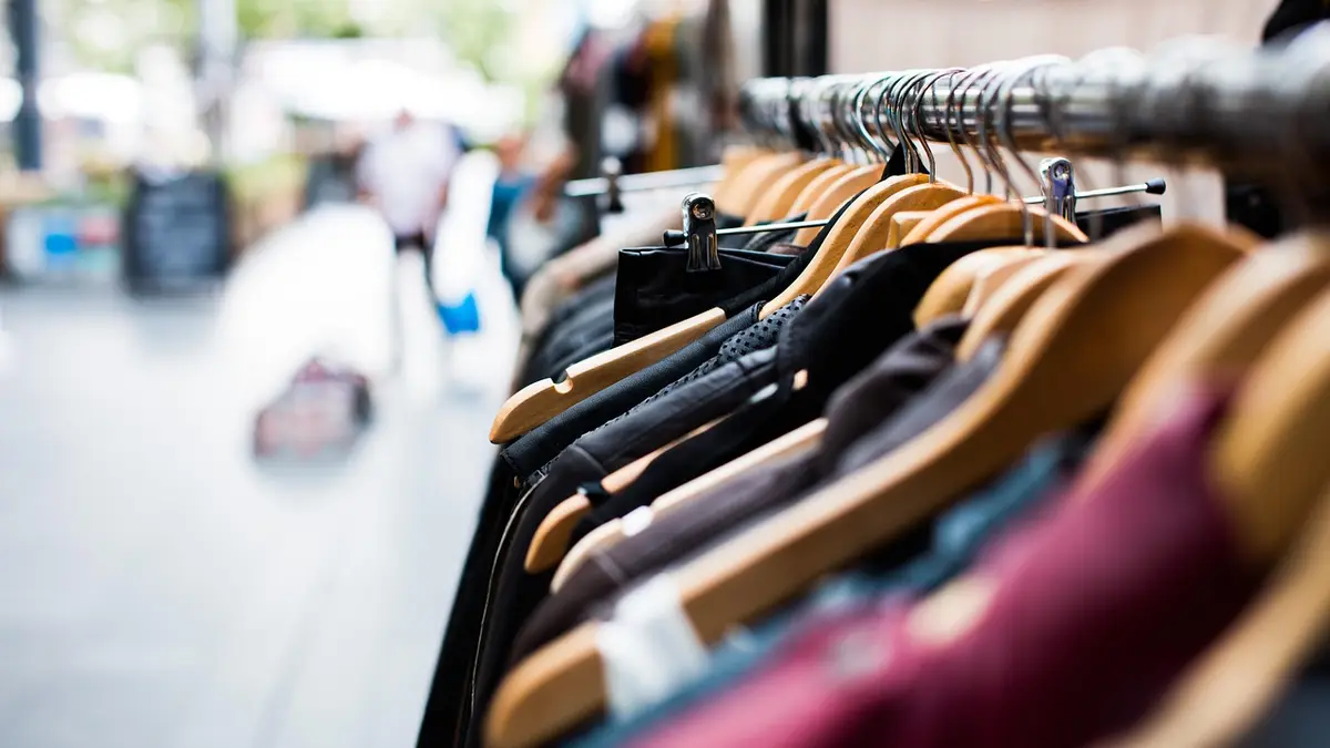 服装店里挂在衣架上的衬衫和夹克。