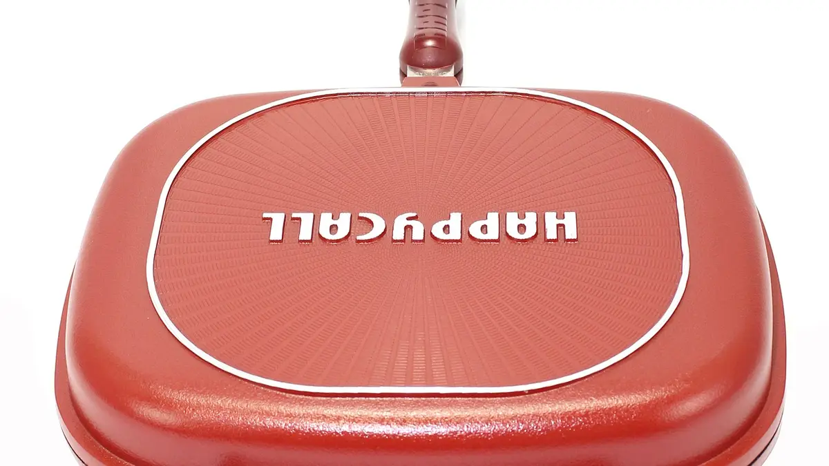 A double pan cooking utensil.