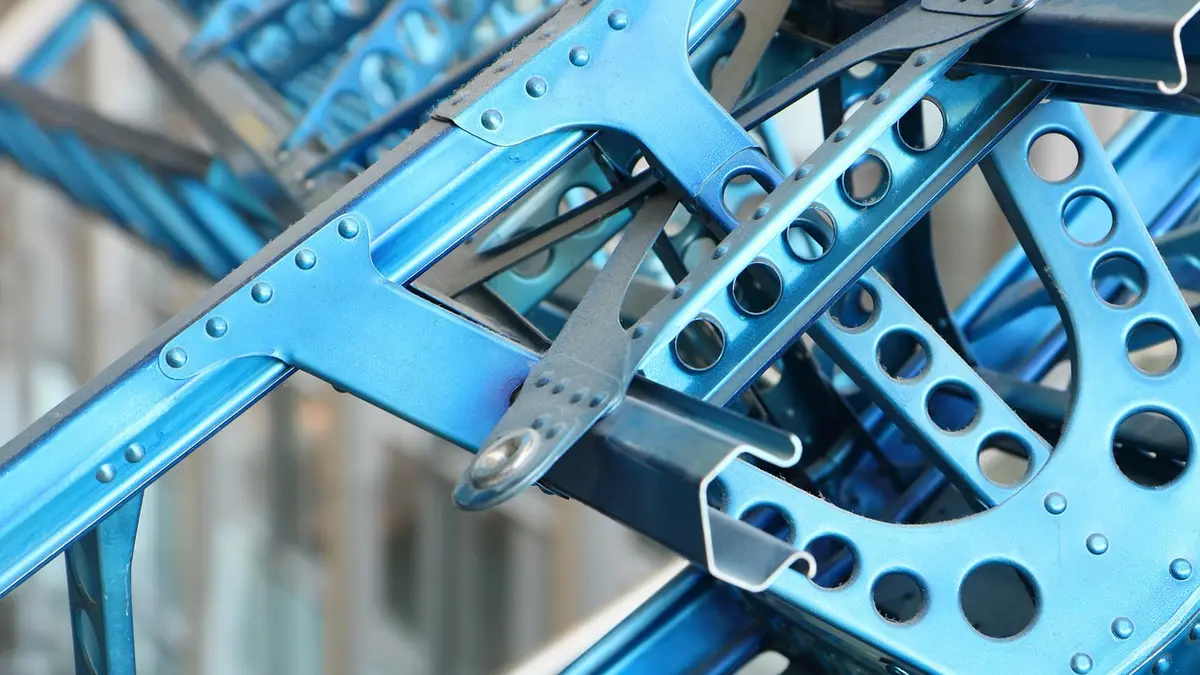 An aluminium airship frame has riveted construction.