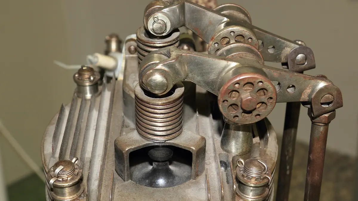 A rotary aircraft engine with rocker and valve components.