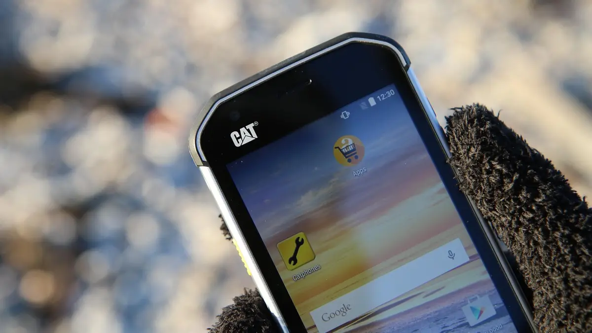 A waterproof and dustproof CAT S40 smartphone at the beach.