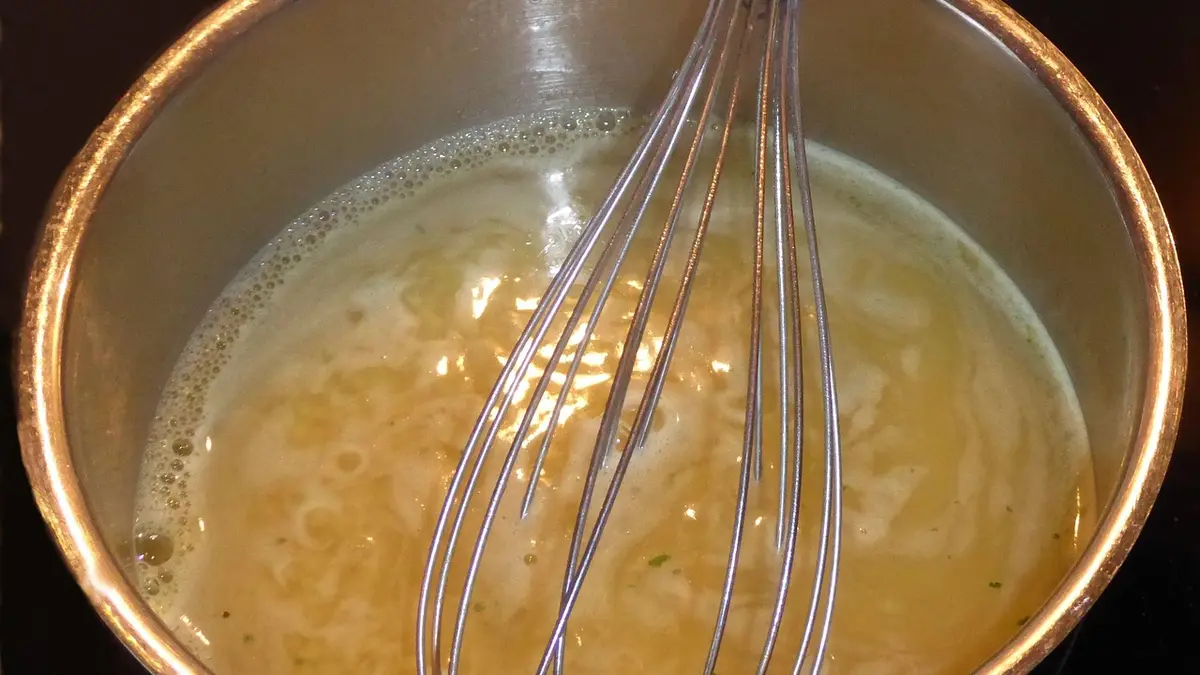 不锈钢锅中装着蔬菜和汤。