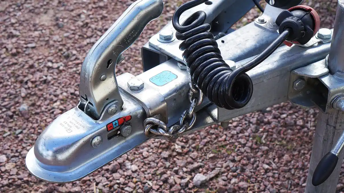 A car trailer coupling and towbar.